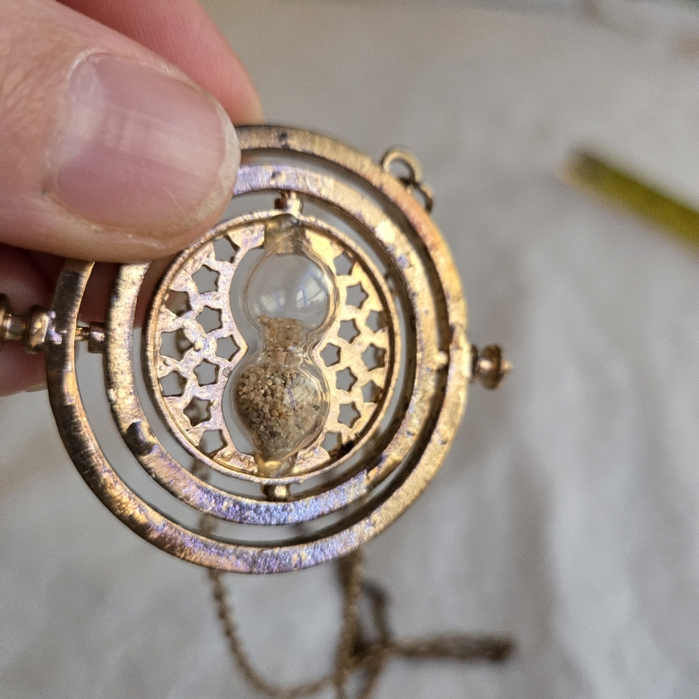 Harry Potter Hermione Time Turner Necklace - bronze color, rotating, hourglass - Picture 6 of 8